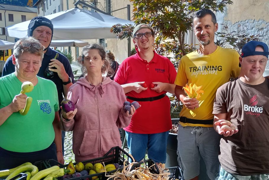 ragazzi al mercato con in mano delle verdure
