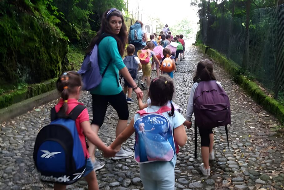 bambini su una salita
