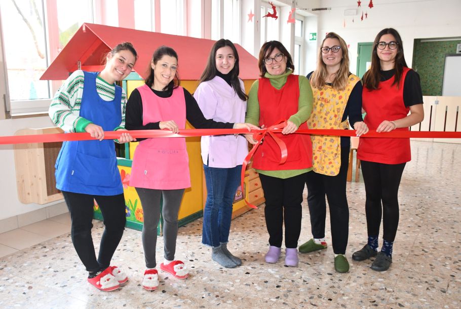 educatrici che tagliano nastro
