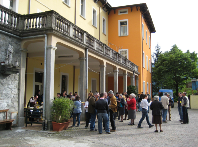 persone fuori da un edificio
