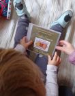 bambino che tiene in mano cd della fiaba sonora dei 3 porcellini