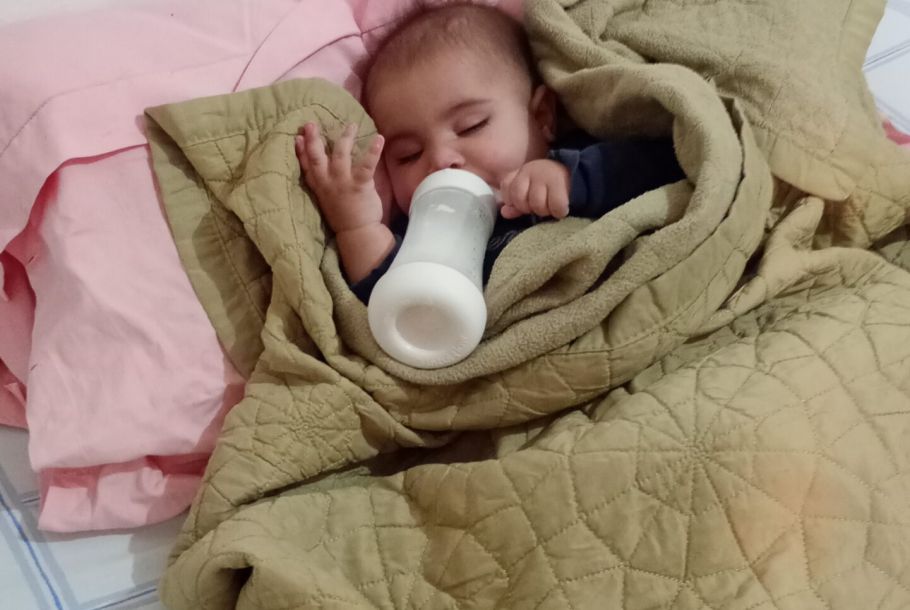 bambino con biberon