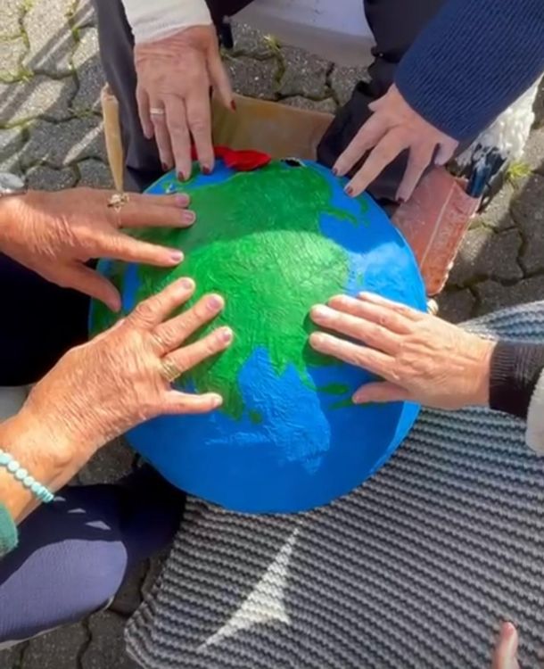 mani che toccano il mondo